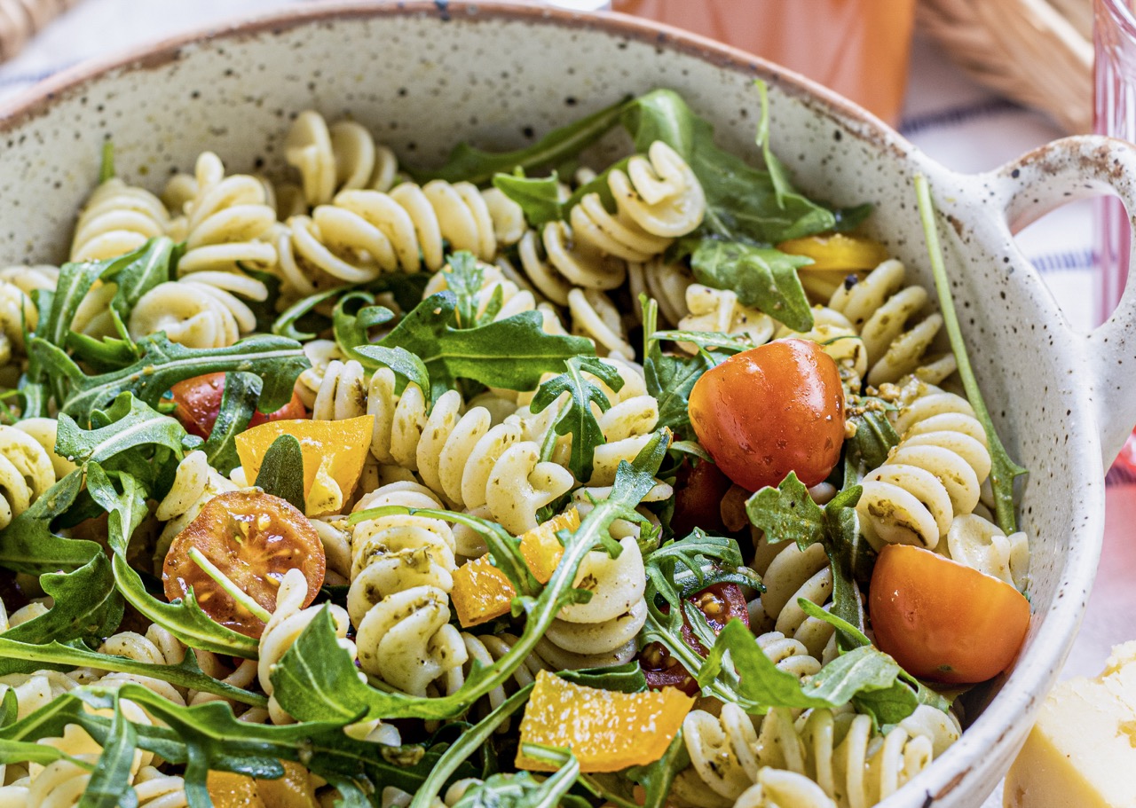 Letnja pasta sa zelenim tahini dresingom